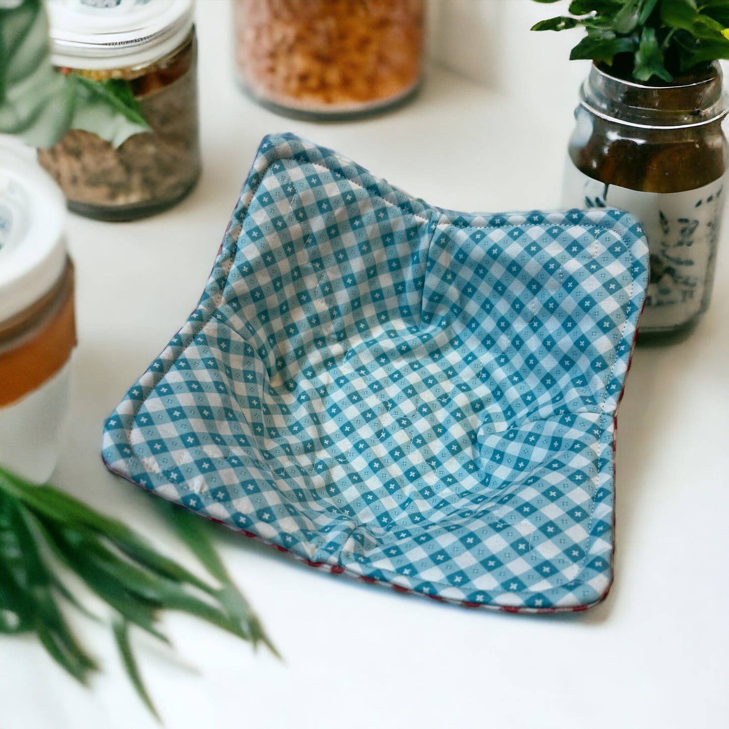 Soup bowl cozy for microwave made with 100% cotton fabric. Featuring vintage Santa and Snowman print fabric and Pellon Wrap and Zap batting. Sewn with cotton thread this Soup Bowl Hug can be used in the Microwave.