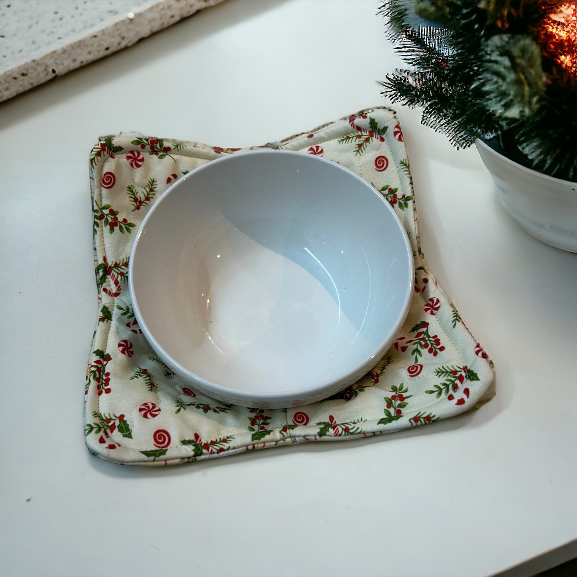 Soup bowl cozy for microwave made with 100% cotton fabric. Featuring vintage Santa and Snowman print fabric and Pellon Wrap and Zap batting. Sewn with cotton thread this Soup Bowl Hug can be used in the Microwave.