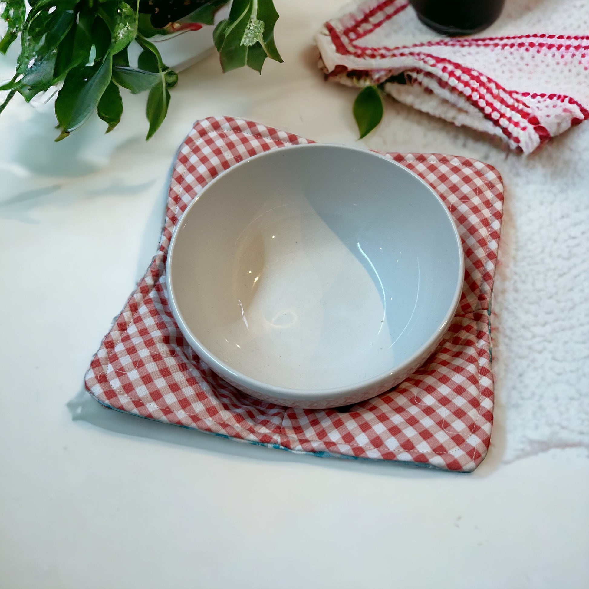 Soup bowl cozy for microwave made with 100% cotton fabric. Featuring vintage Santa and Snowman print fabric and Pellon Wrap and Zap batting. Sewn with cotton thread this Soup Bowl Hug can be used in the Microwave.