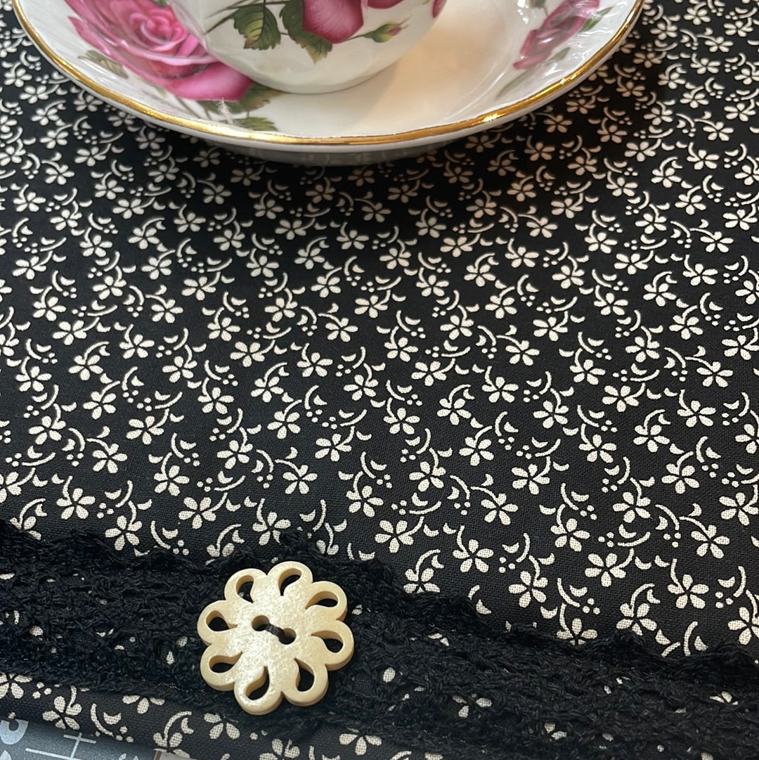 Vintage-Inspired Black and Cream Floral Print Kitchen Dish Drying Mat with Lace Trim